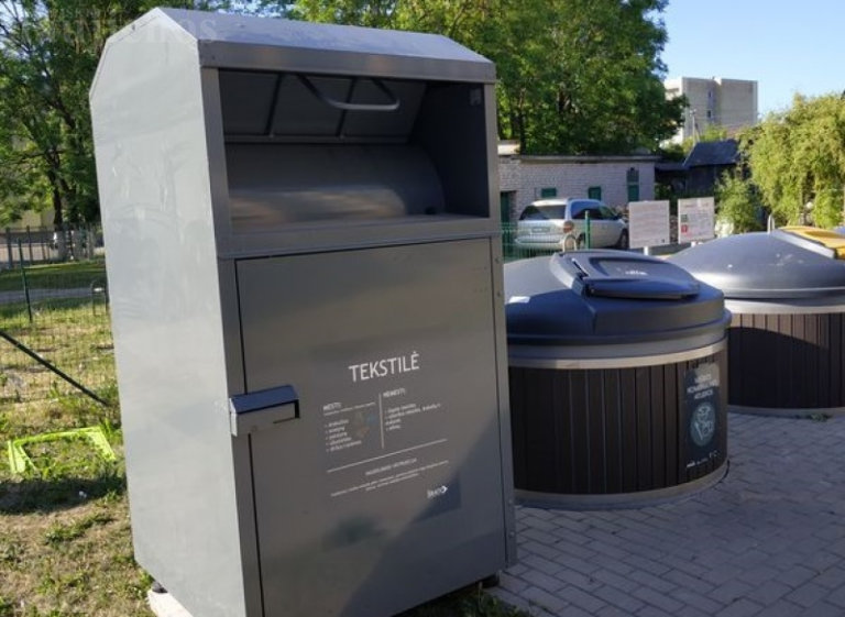 Radviliškio mieste „burnas“ pravėrė nauji tekstilės atliekų konteineriai